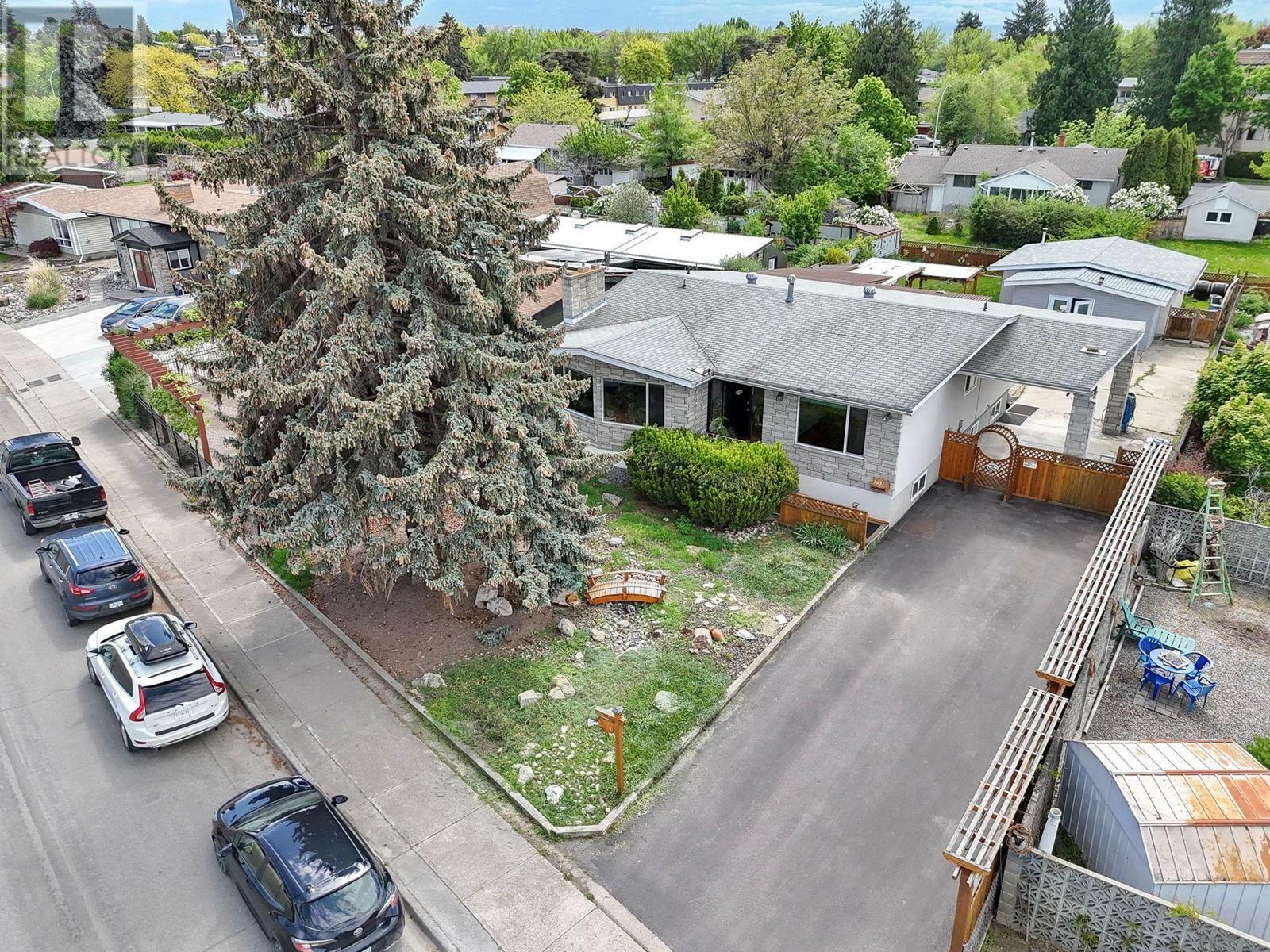 Property Photo: 1231 Lawson Avenue BC V1Y 6V1