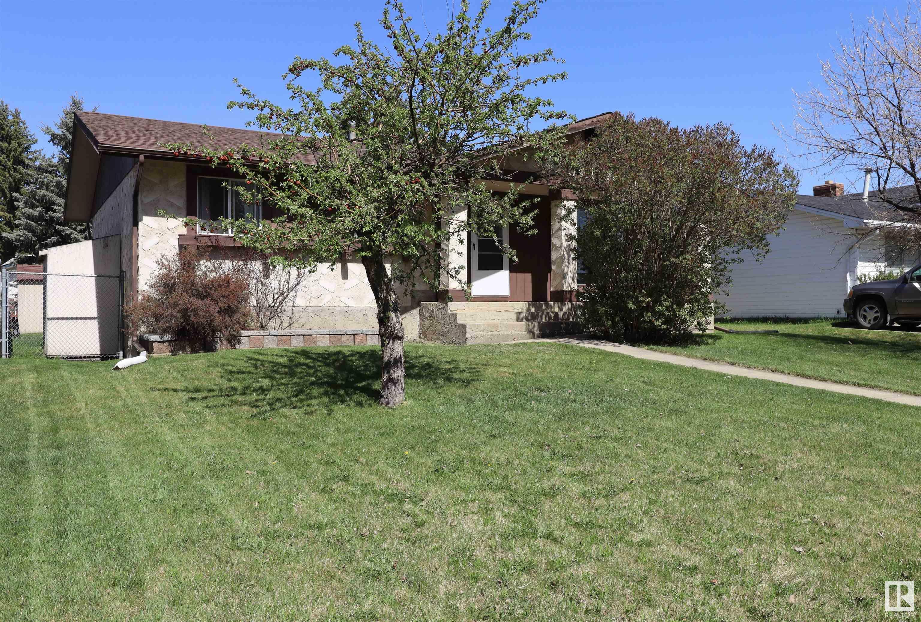 Property Photo: 5 Oatway Drive AB T7Z 1E9