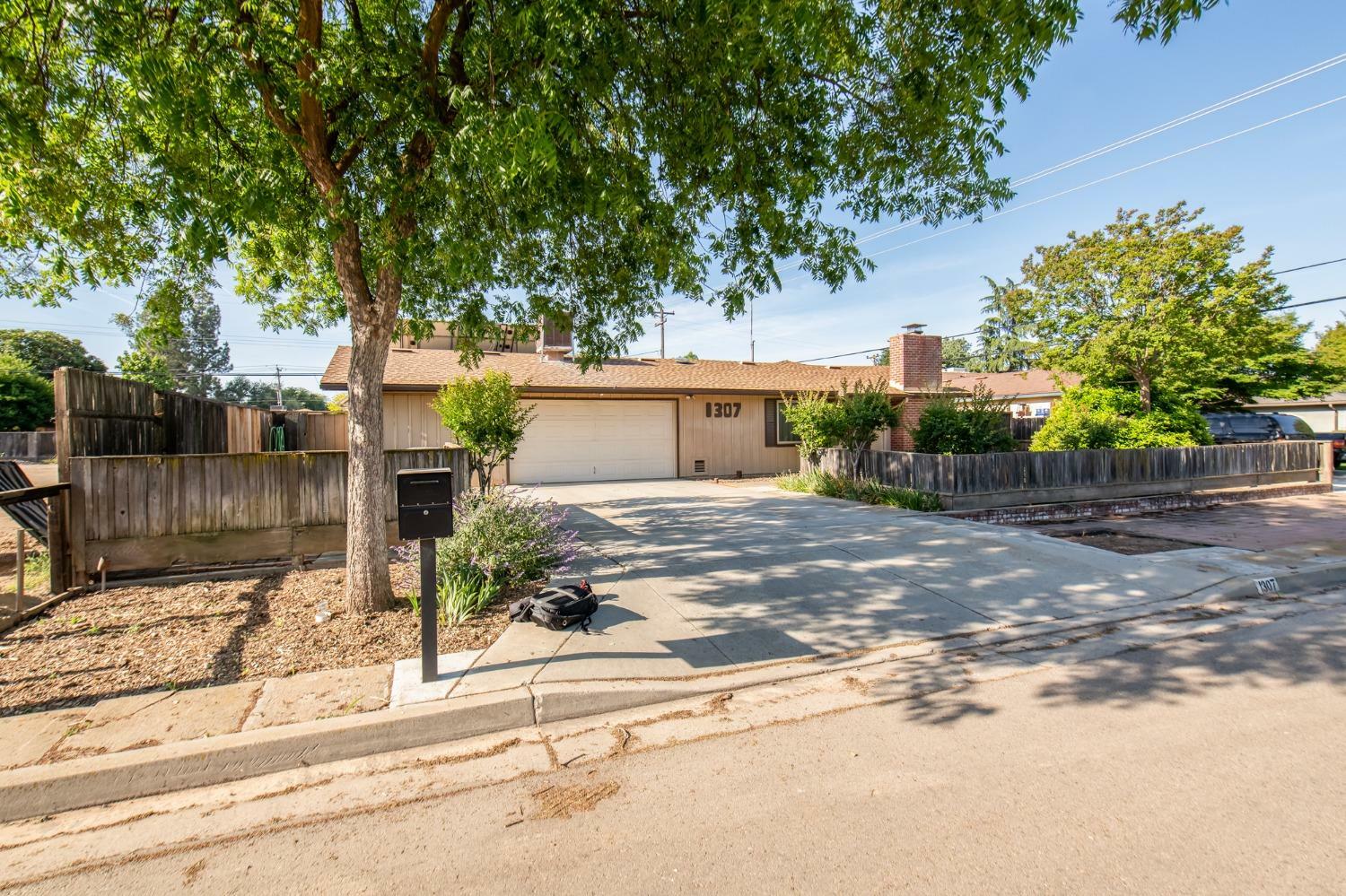 Property Photo: 1307 E Portals Avenue CA 93710
