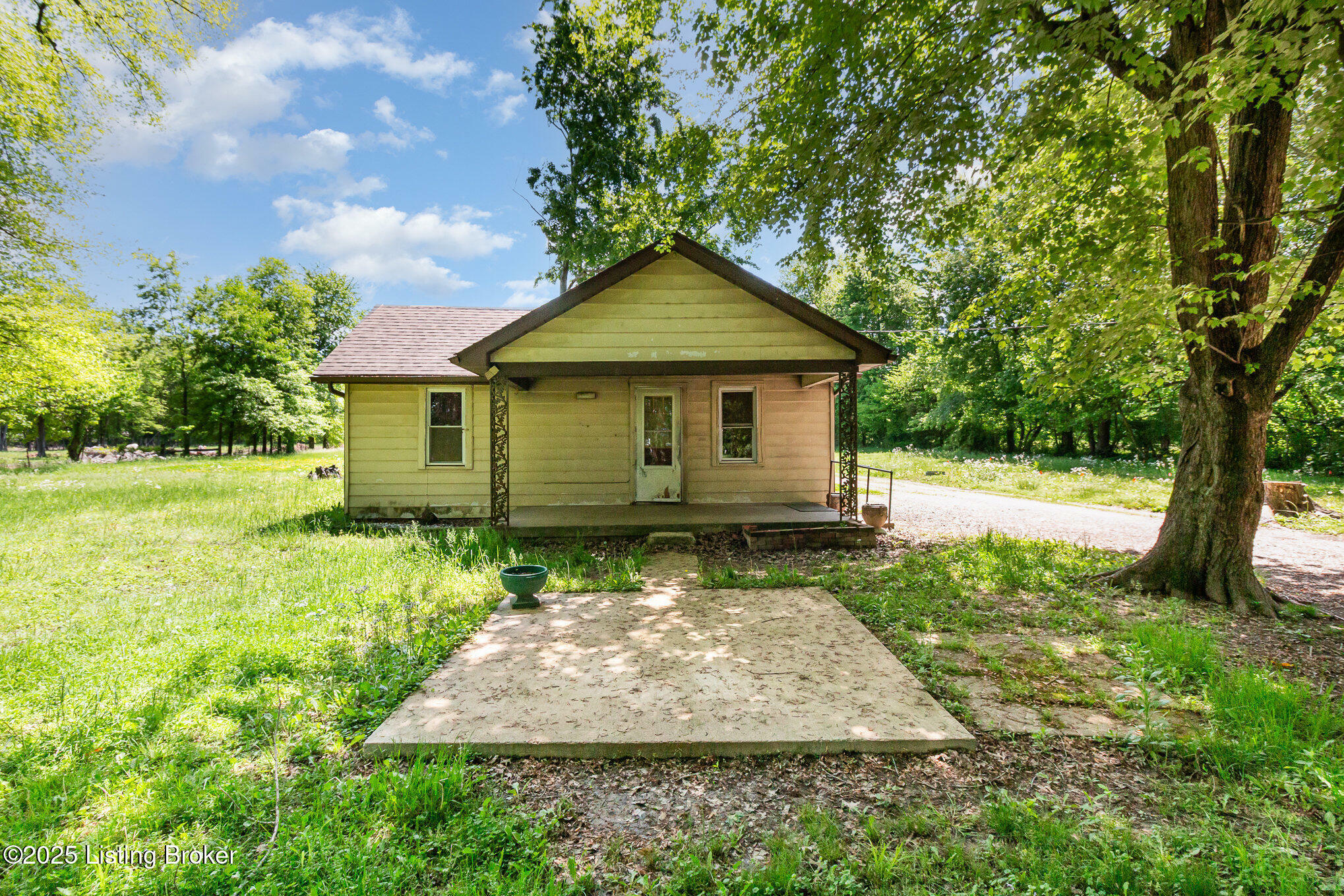 Property Photo: 3608 Mud Ln KY 40229