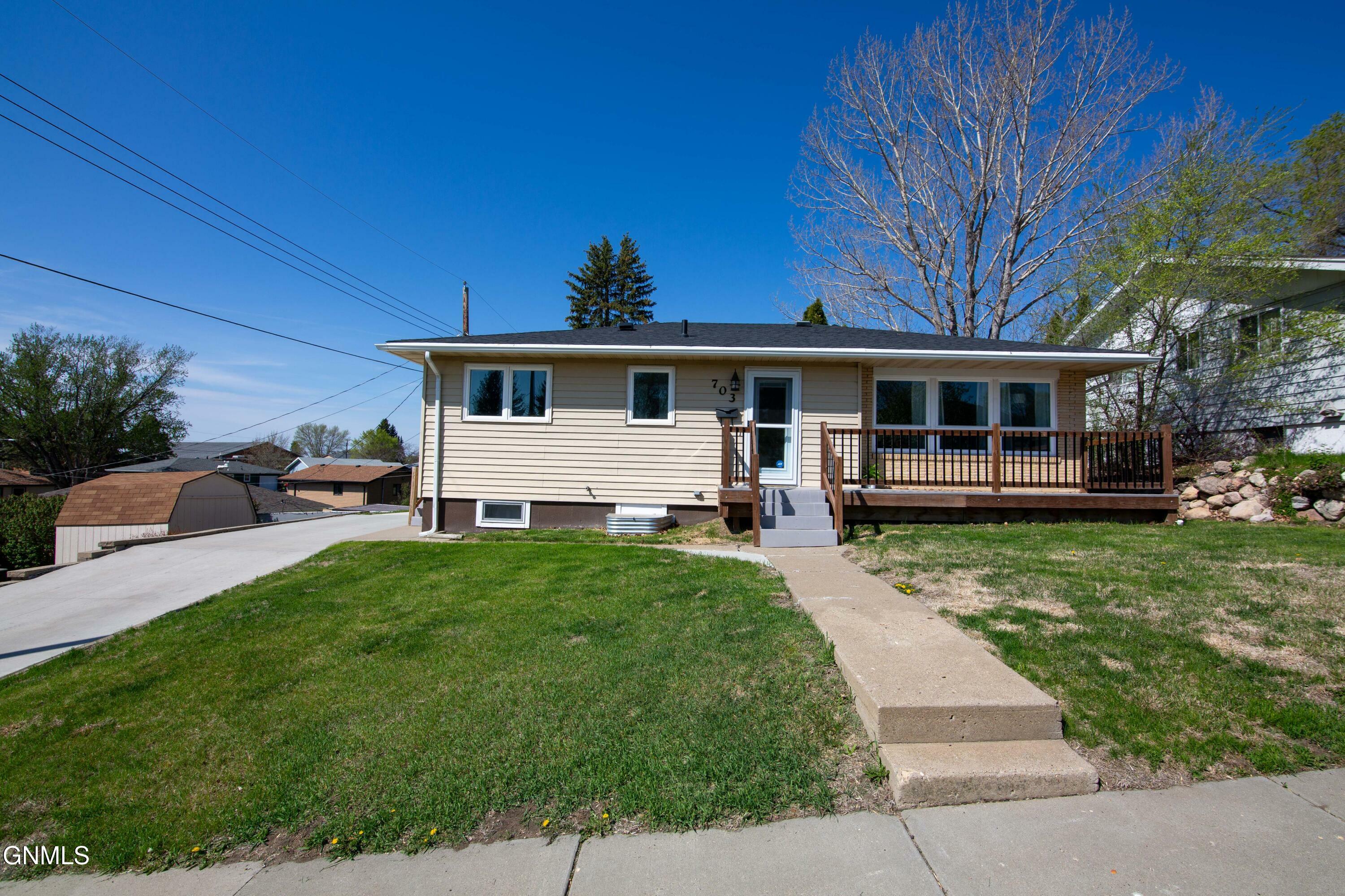 Property Photo: 703 10th Avenue NW ND 58554