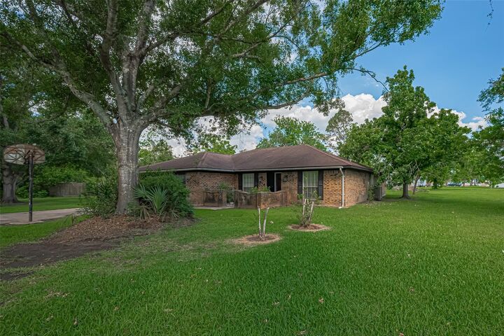 Property Photo: 110 S Bow Drive TX 77541