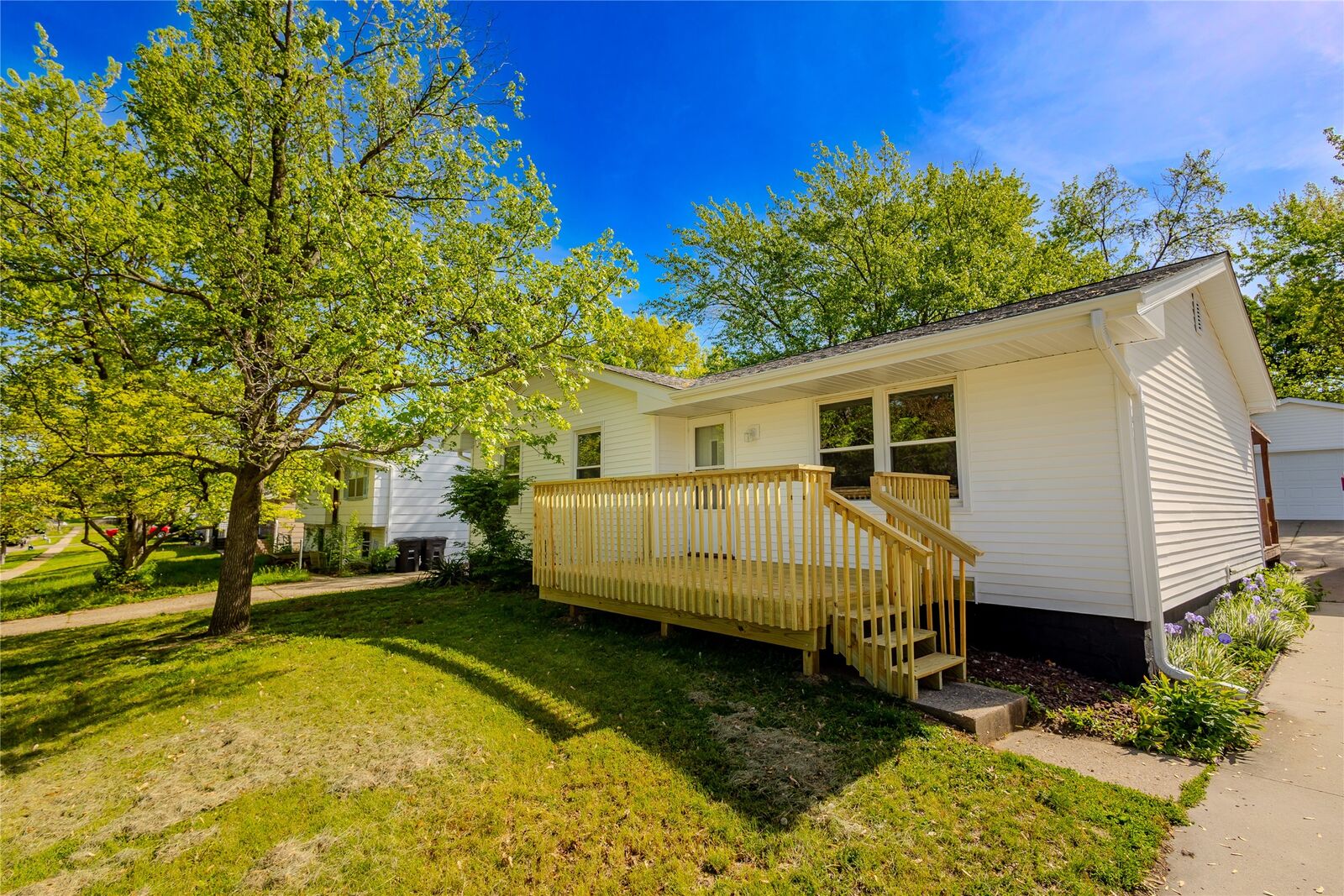 Property Photo: 5505 SE 6th Street IA 50315
