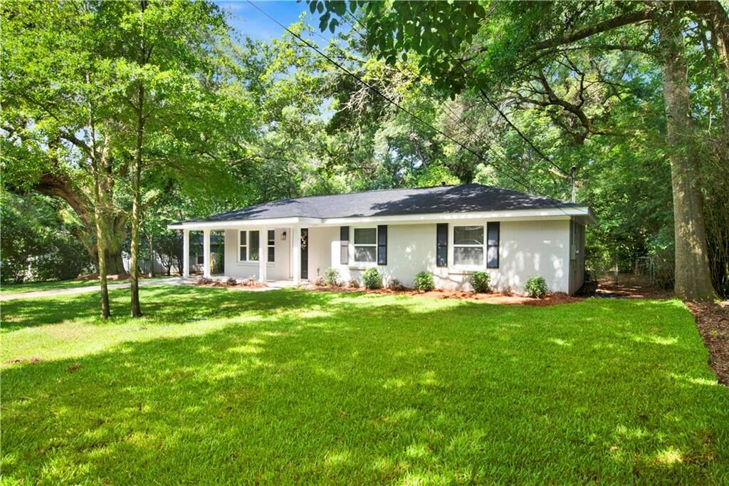 Property Photo: 113 Hilltop Drive E AL 36608