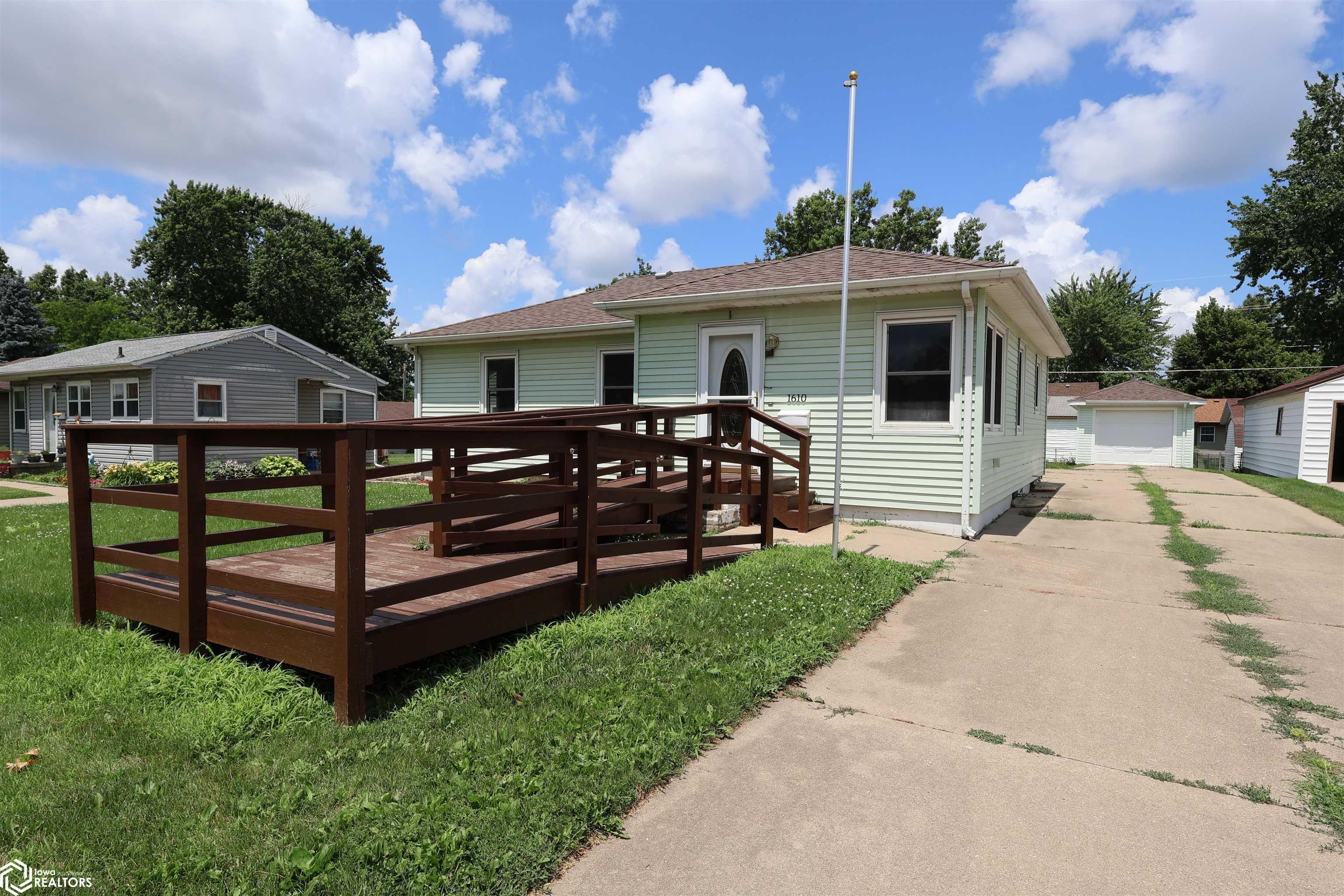 Property Photo: 1610 Elder Drive IA 50158