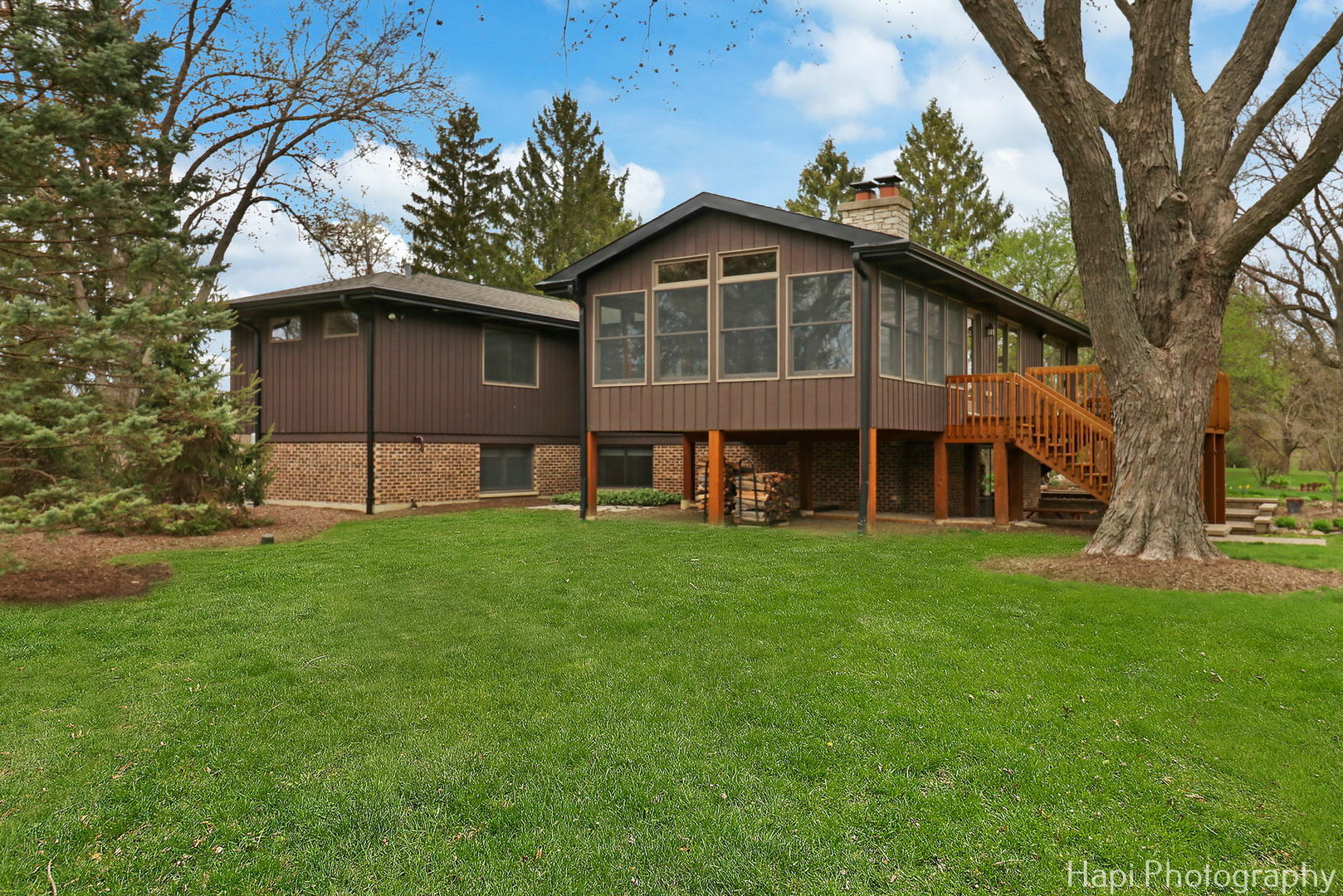 Property Photo: 16 Eton Court IL 60010
