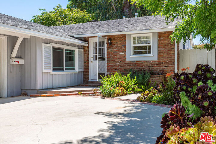 Property Photo:  21924 Buena Ventura Street  CA 91364 
