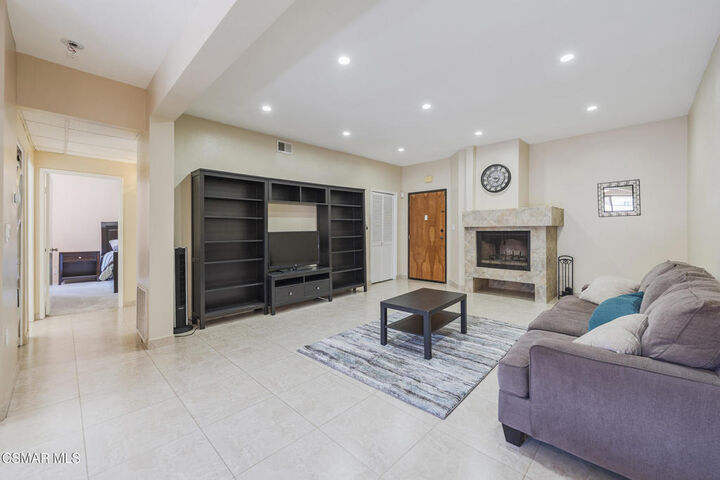 Property Photo:  7211 Cozycroft Avenue 23  CA 91306 