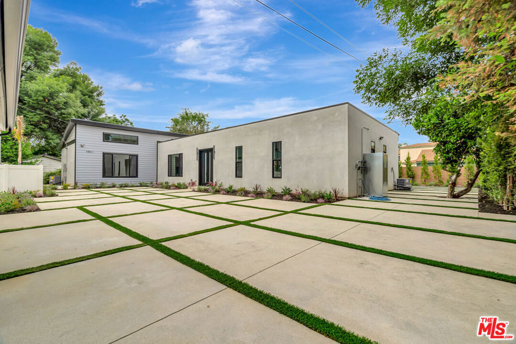 Property Photo: 19513 Cantara Street CA 91335