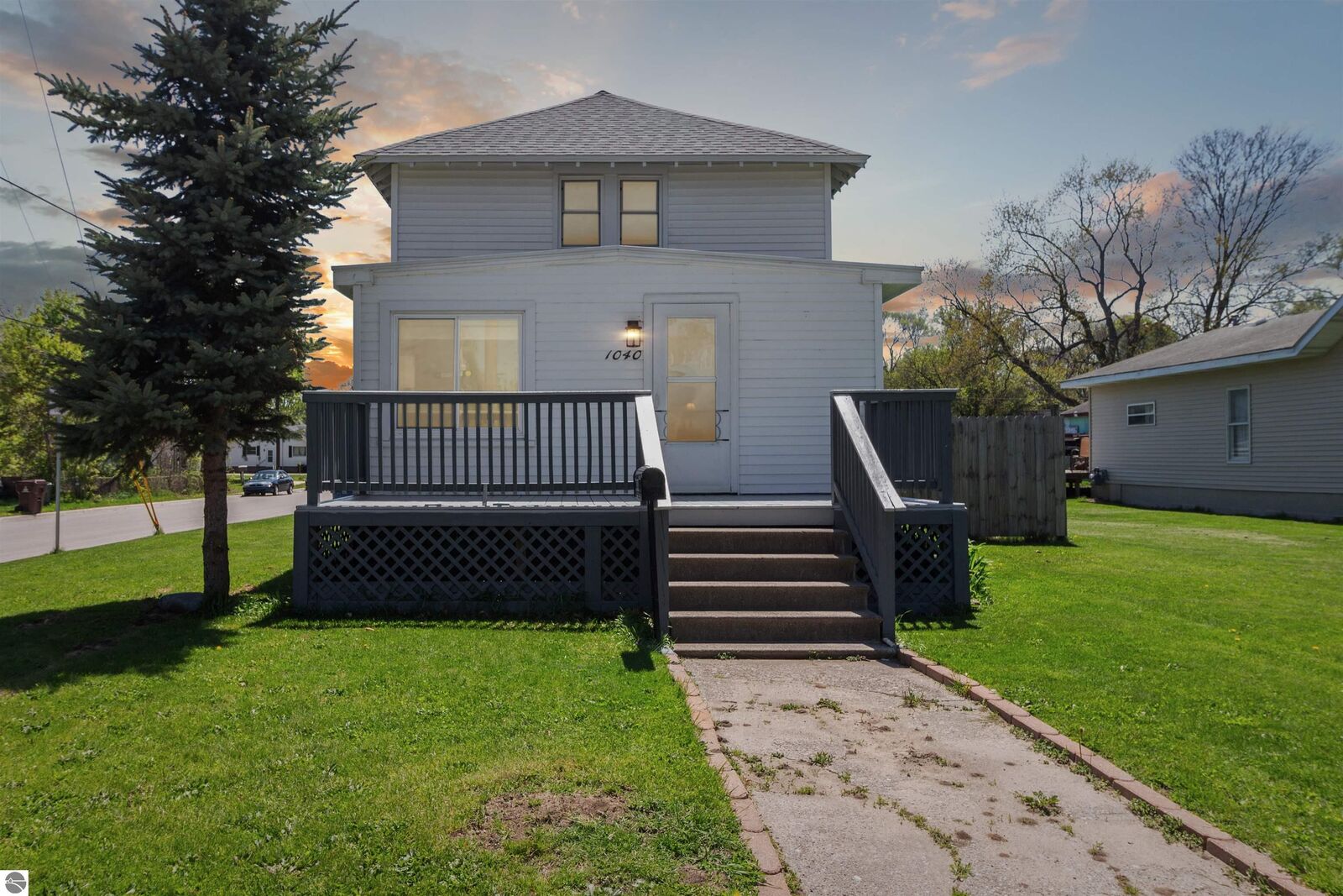 Property Photo:  1040 Eastward Street  MI 48801 