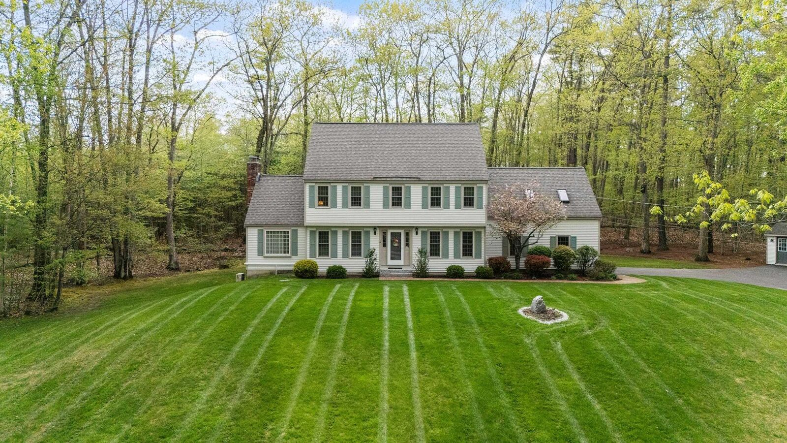 Property Photo: 7 Modean Drive NH 03038
