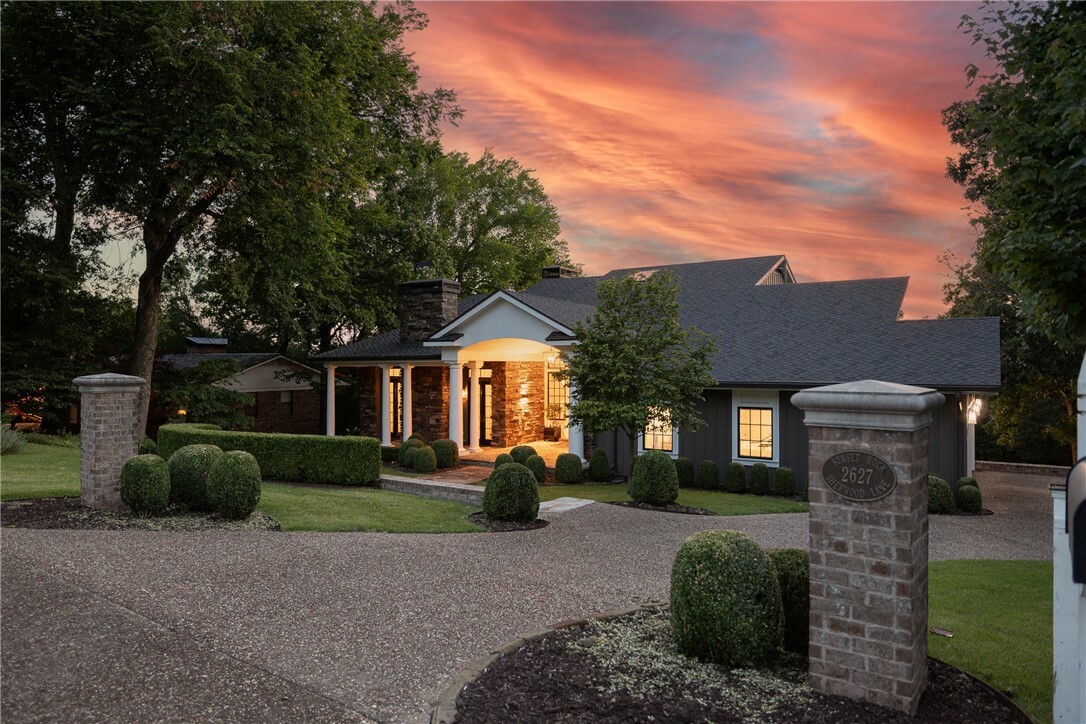 Property Photo: 2627 N Sherwood Lane AR 72703