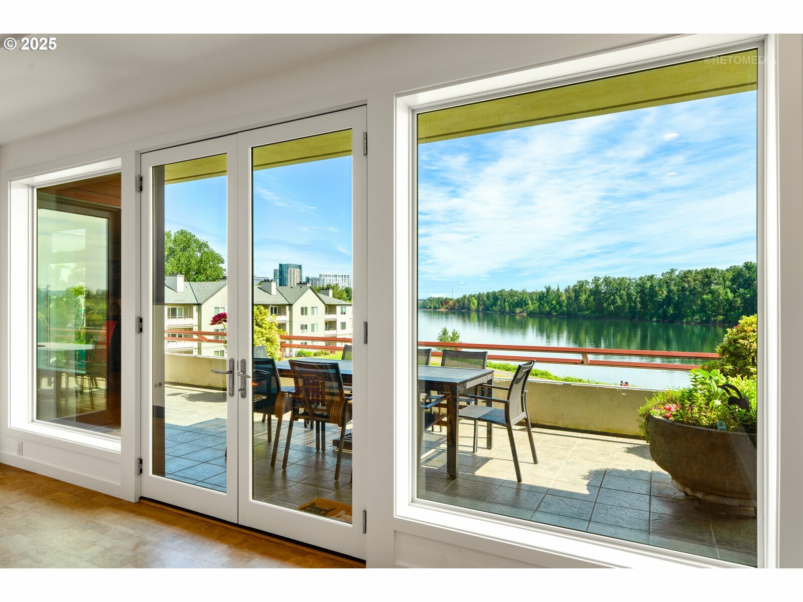 Property Photo: 5270 S Landing Square Dr 15A OR 97239