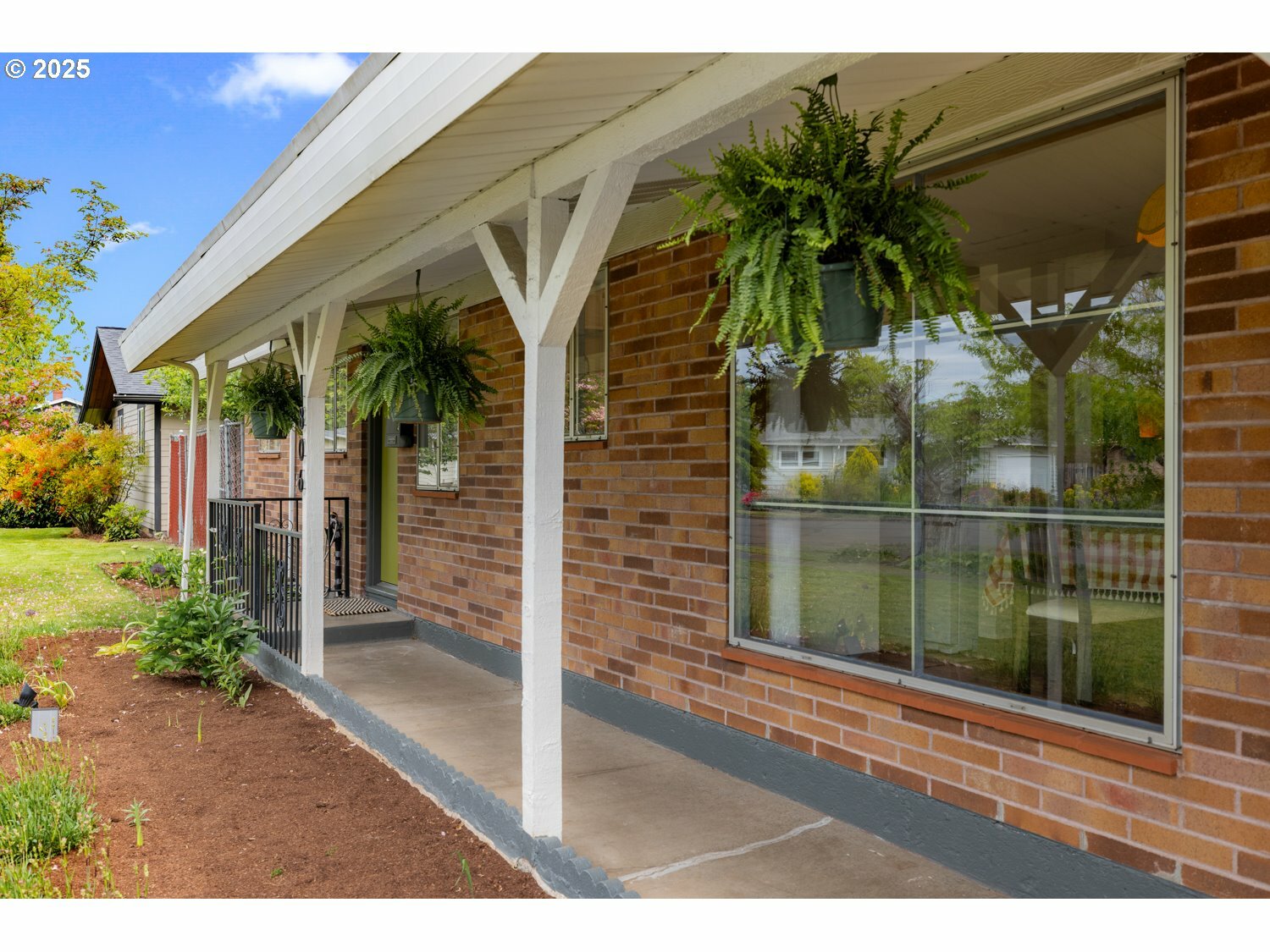 Property Photo: 1806 SE 97th Ave OR 97216