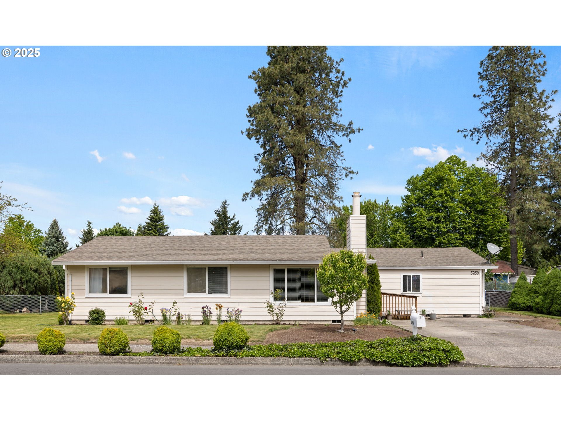 Property Photo:  3259 SE 5th St  OR 97080 