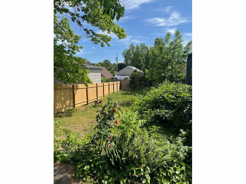 Property Photo: 5528 NE Flanders St OR 97213
