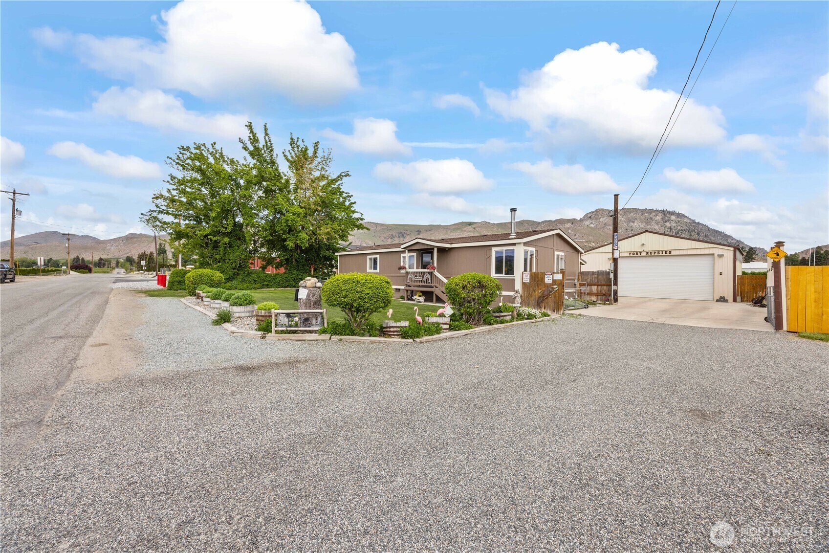 Property Photo: 916 Sunset Drive WA 98812