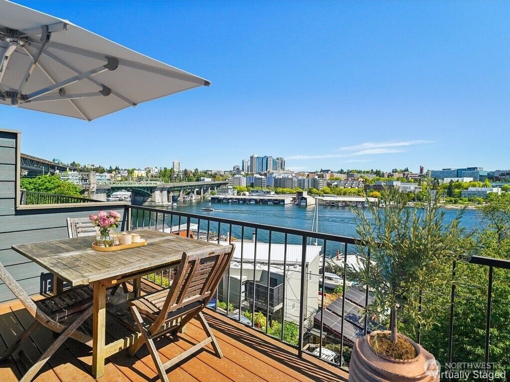 Property Photo:  3226  Fuhrman Avenue E 201  WA 98102 