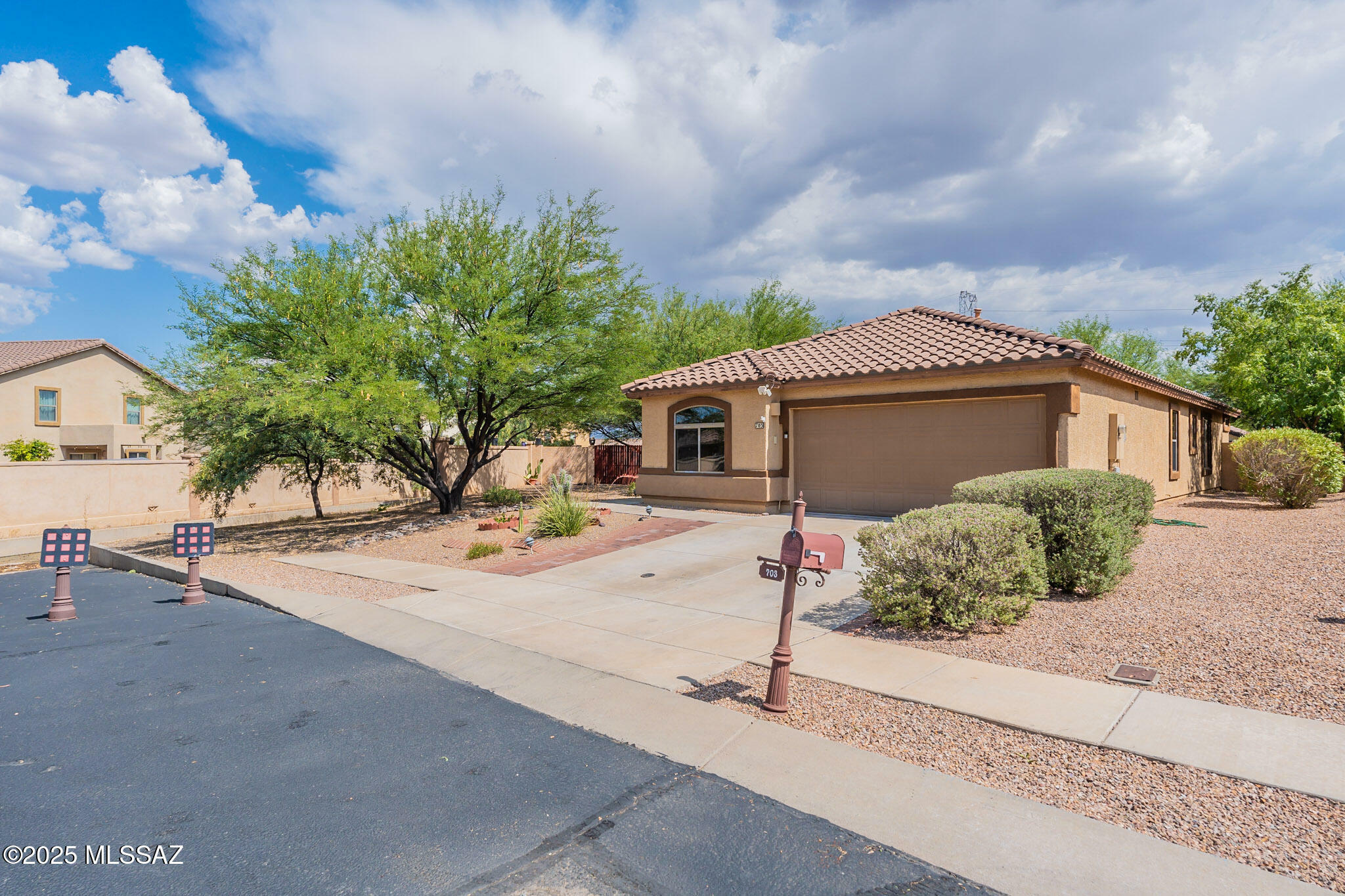 Property Photo: 703 W Calle Coroza AZ 85629
