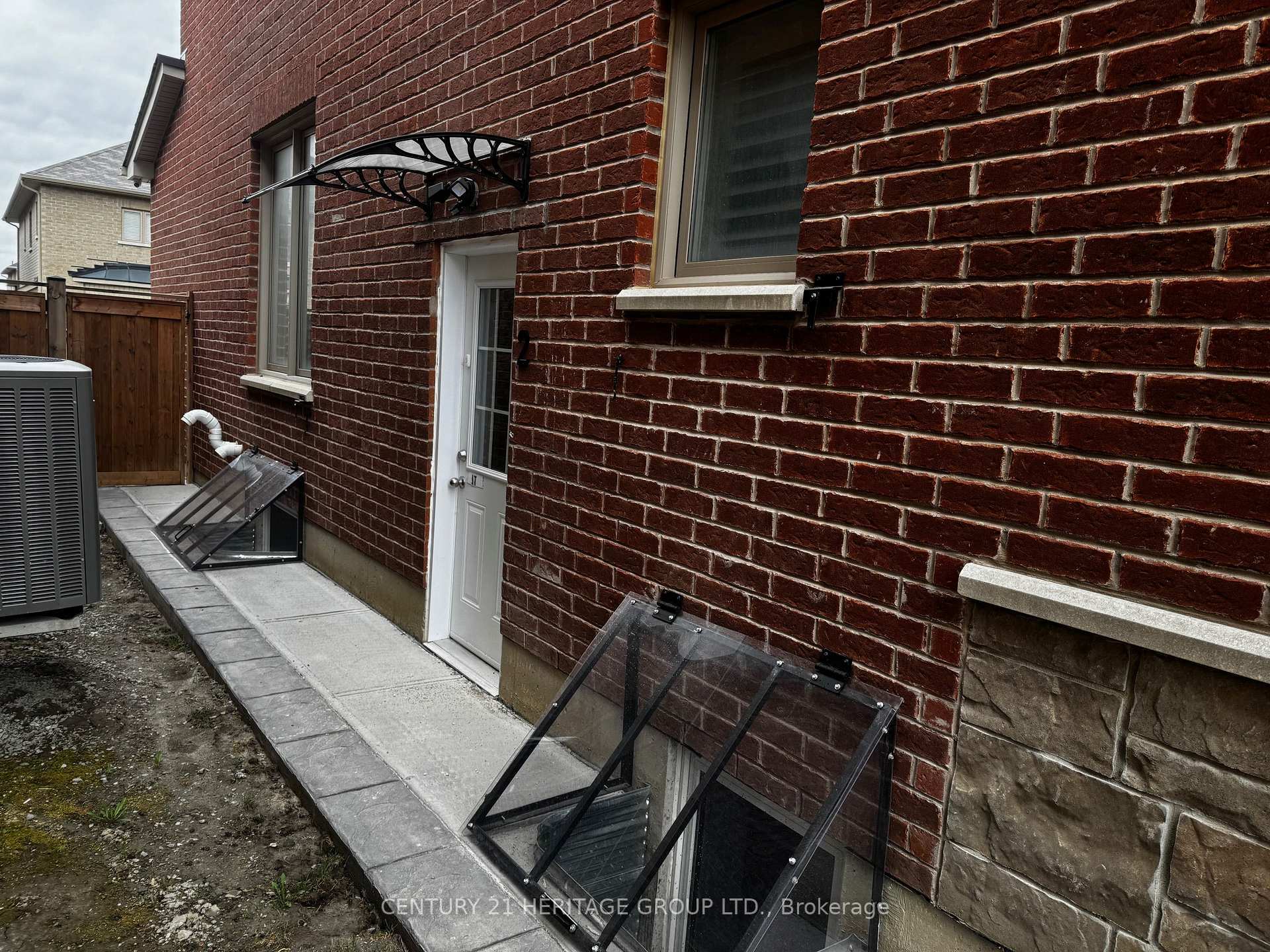 Property Photo: 7 Larkfield Crescent 2 ON L9N 0P7