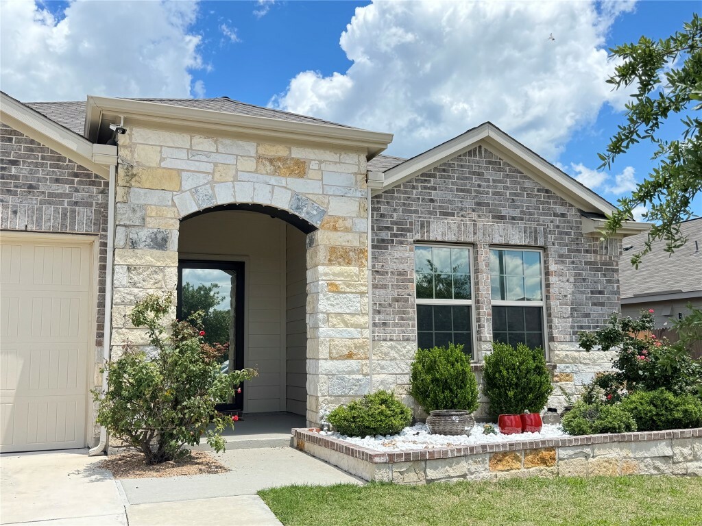 Property Photo: 105 Pearland Street TX 78634