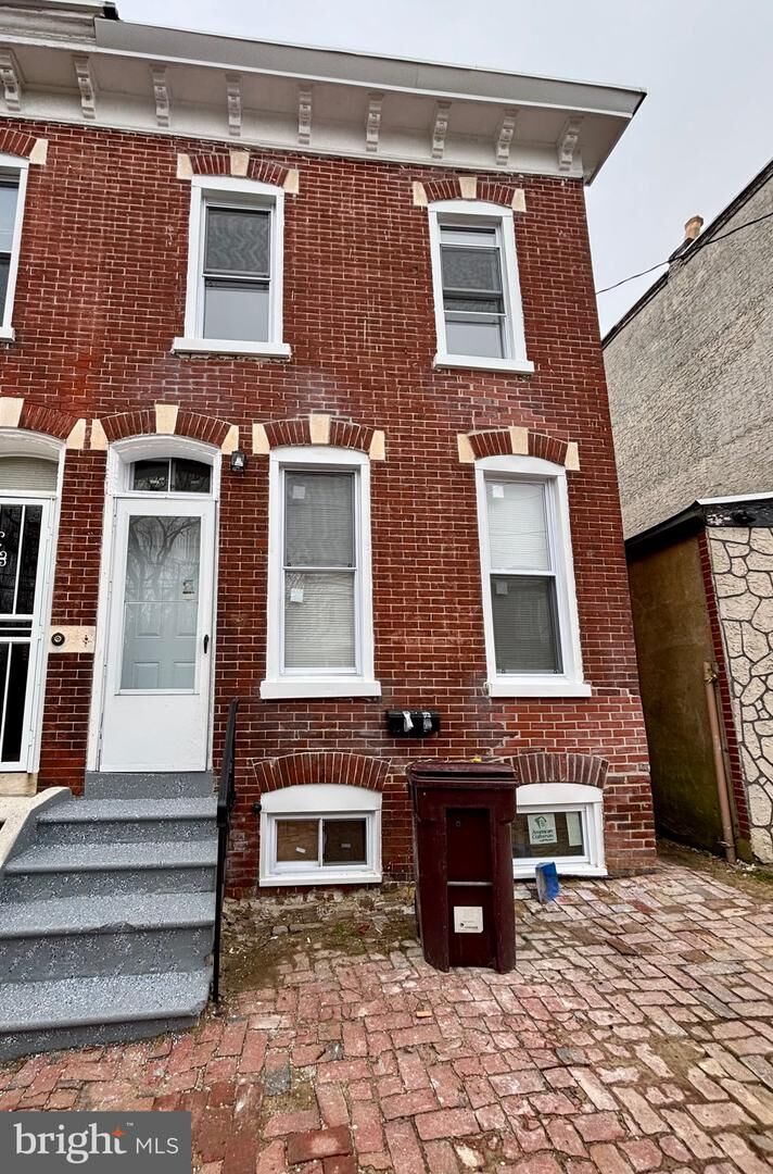 Property Photo:  1304 N Claymont Street  DE 19802 