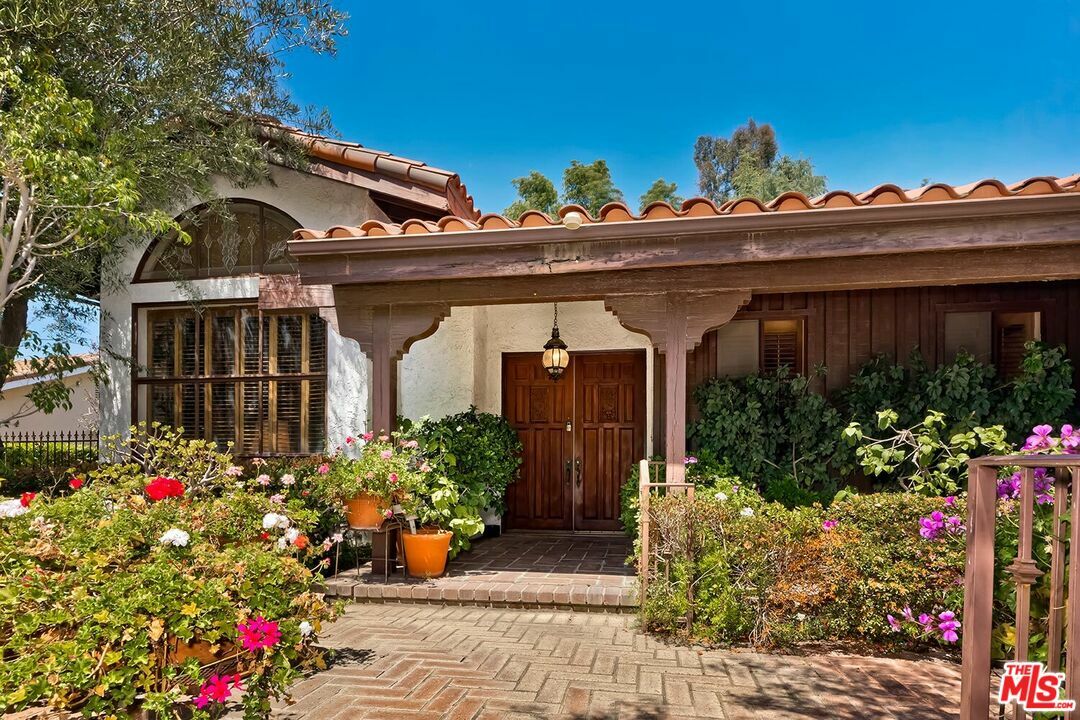 Property Photo: 3146 Hutton Dr CA 90210