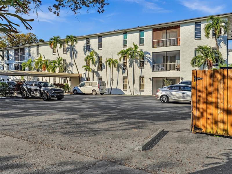 Property Photo: 215 NE 16th Ave 203 FL 33301