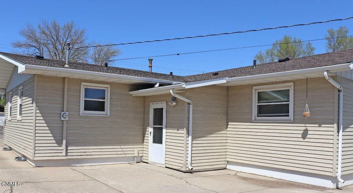 Property Photo: 729 S 16th Street ND 58504