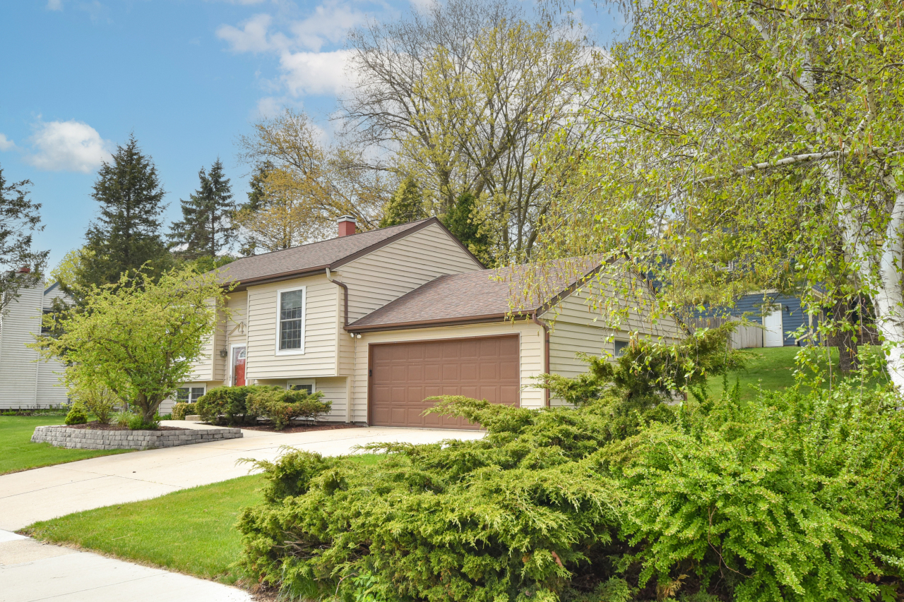 Property Photo: 1885 Blackhawk Dr WI 53024
