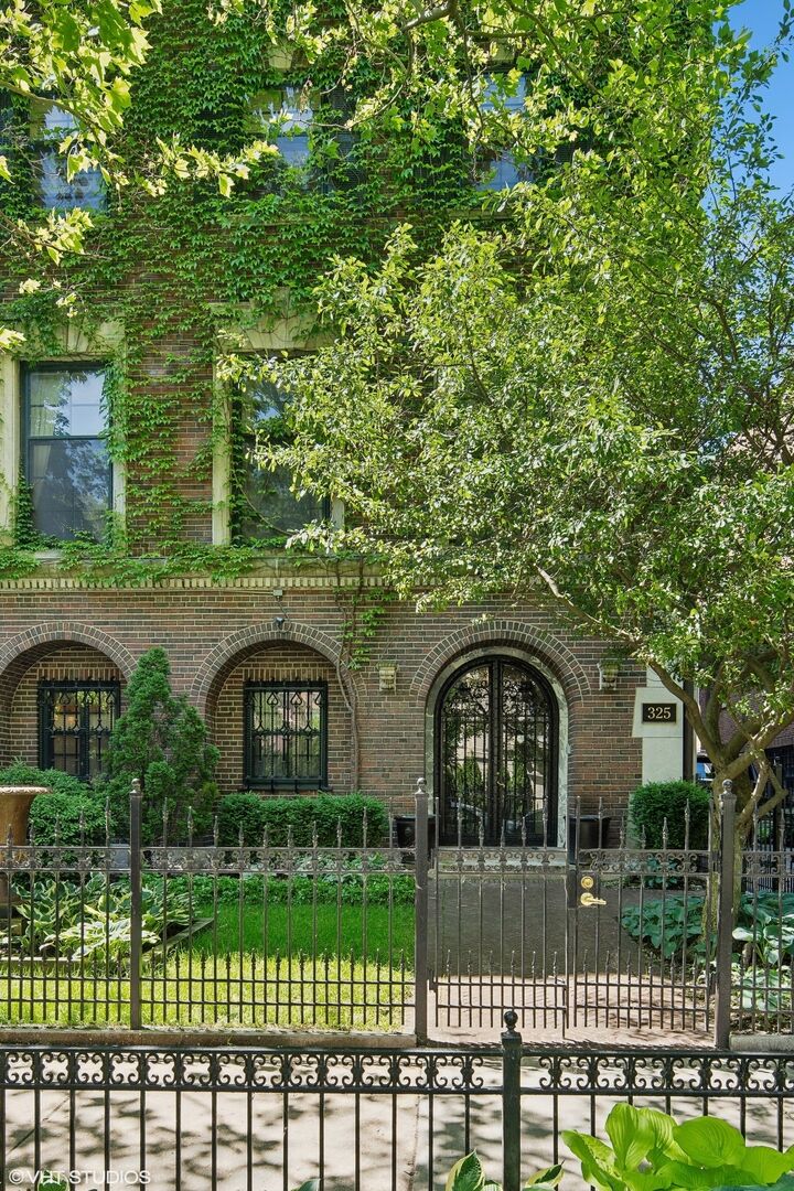 Property Photo:  325 W Wellington Avenue  IL 60657 