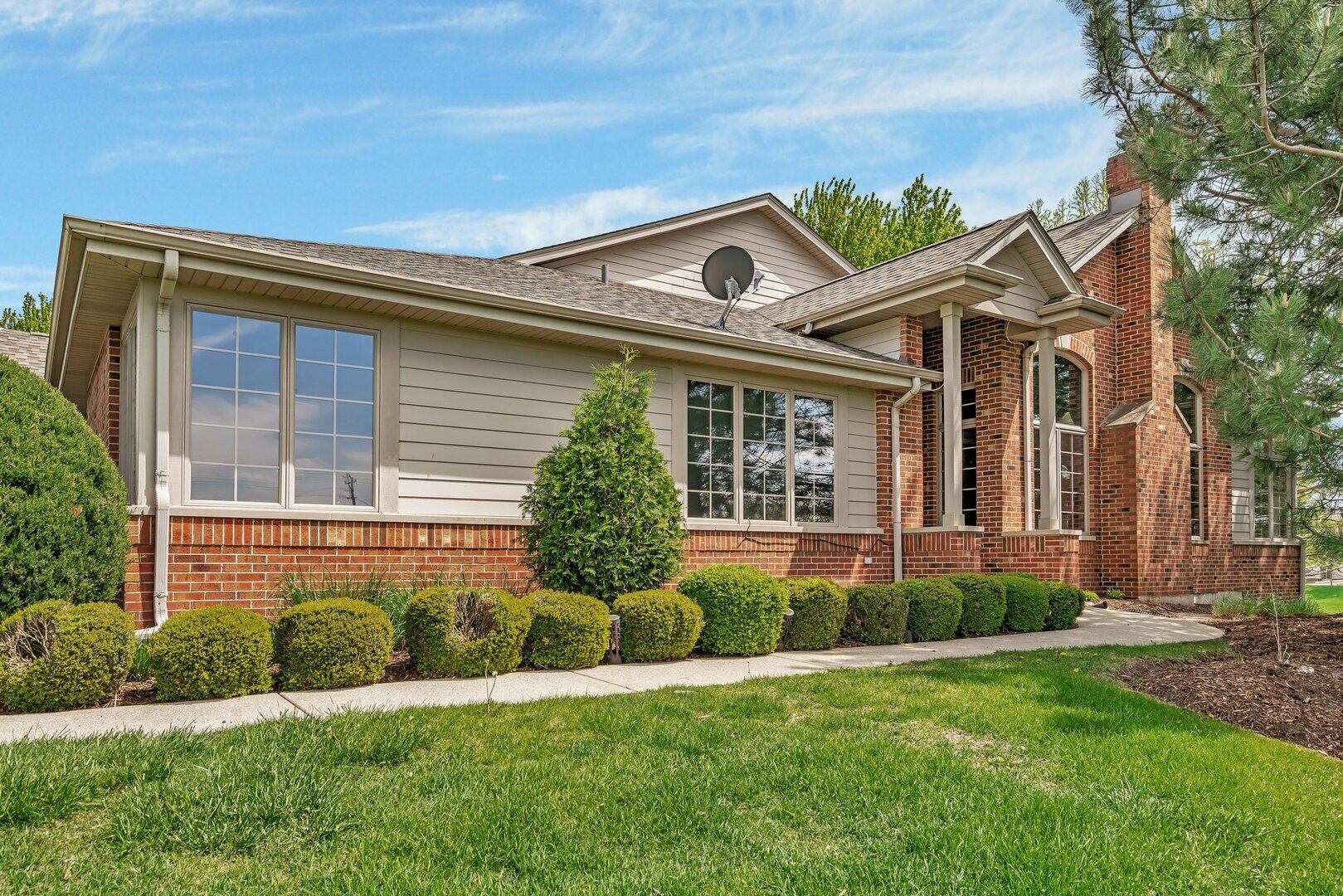 Property Photo: 472 Linden Circle IL 60401