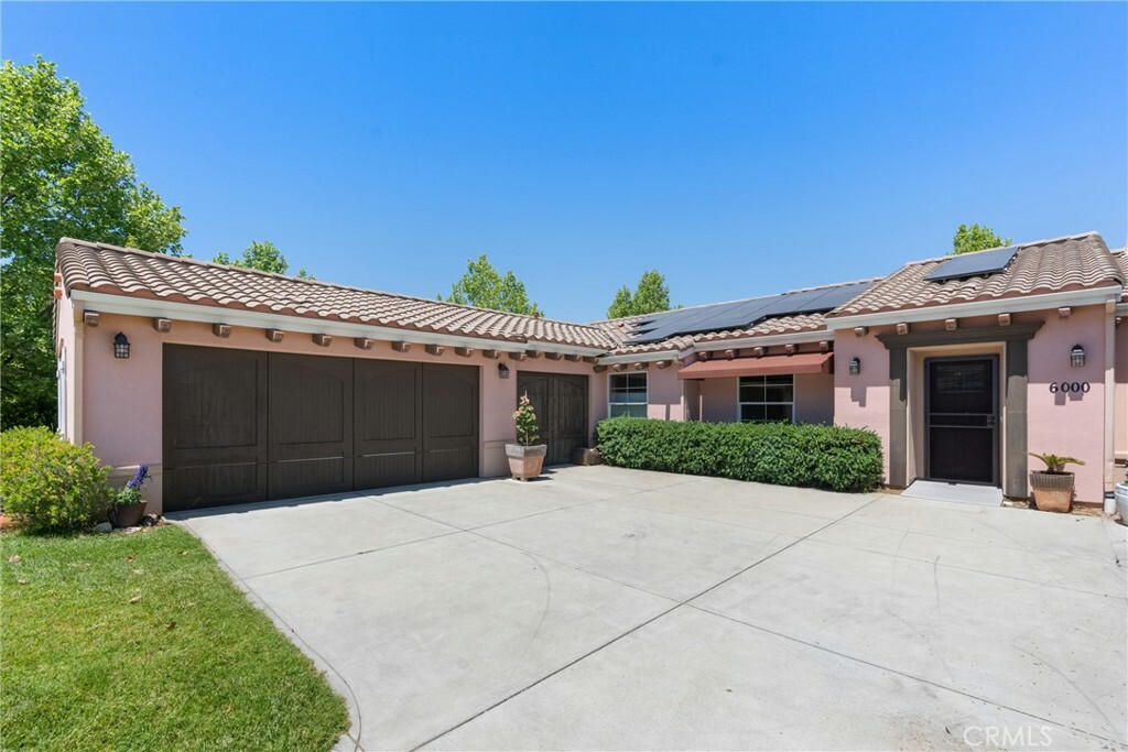 Property Photo: 6000 Via Colonia Court CA 93422