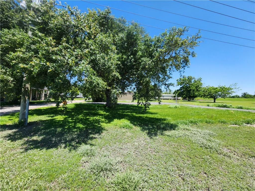 Property Photo: 113 Oak Ridge Lane LA 70083