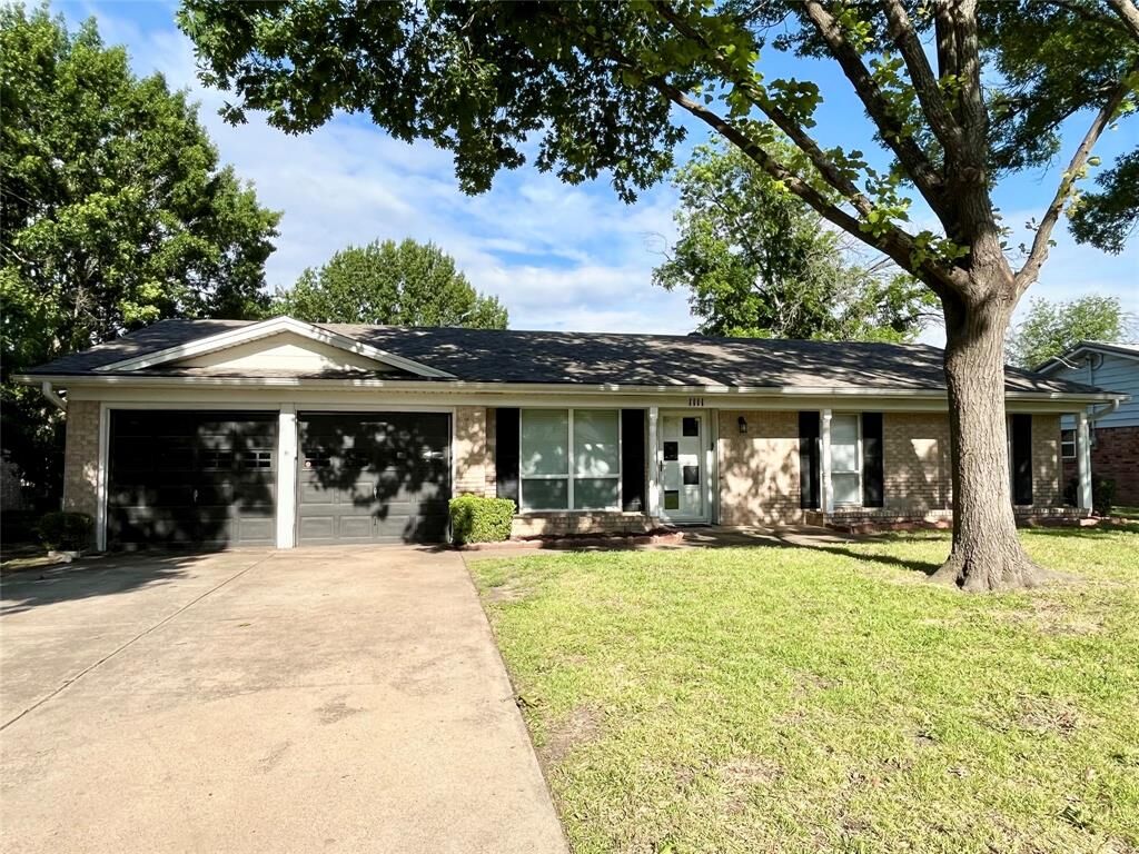 Property Photo: 1111 Johnson Street TX 76126