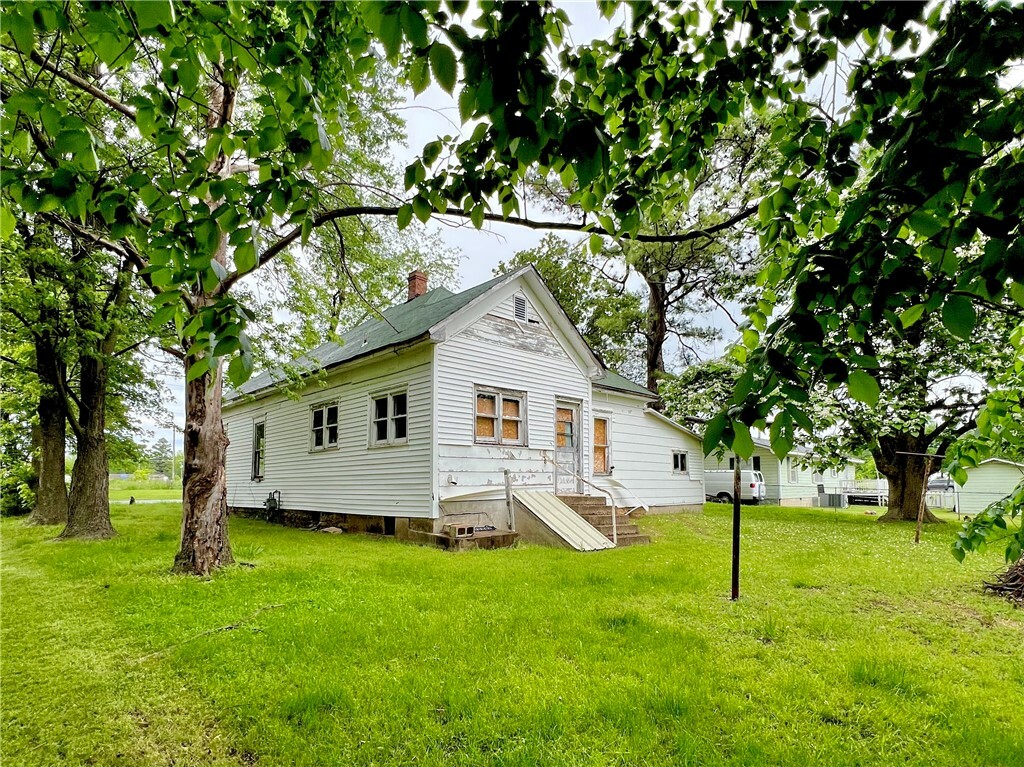 Property Photo: 105 W 3rd Street AR 72638