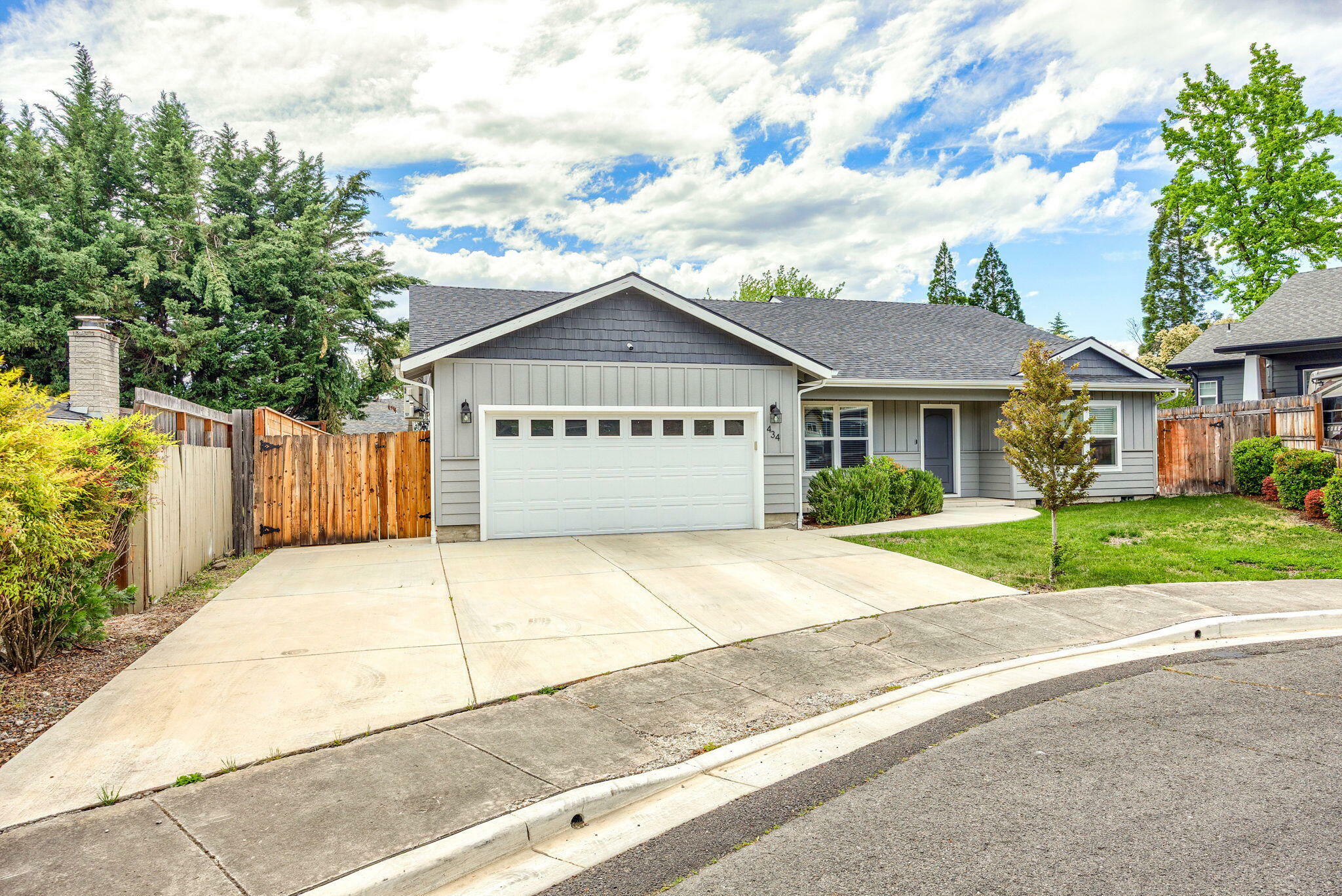 Property Photo: 434 Bowmont Circle OR 97504