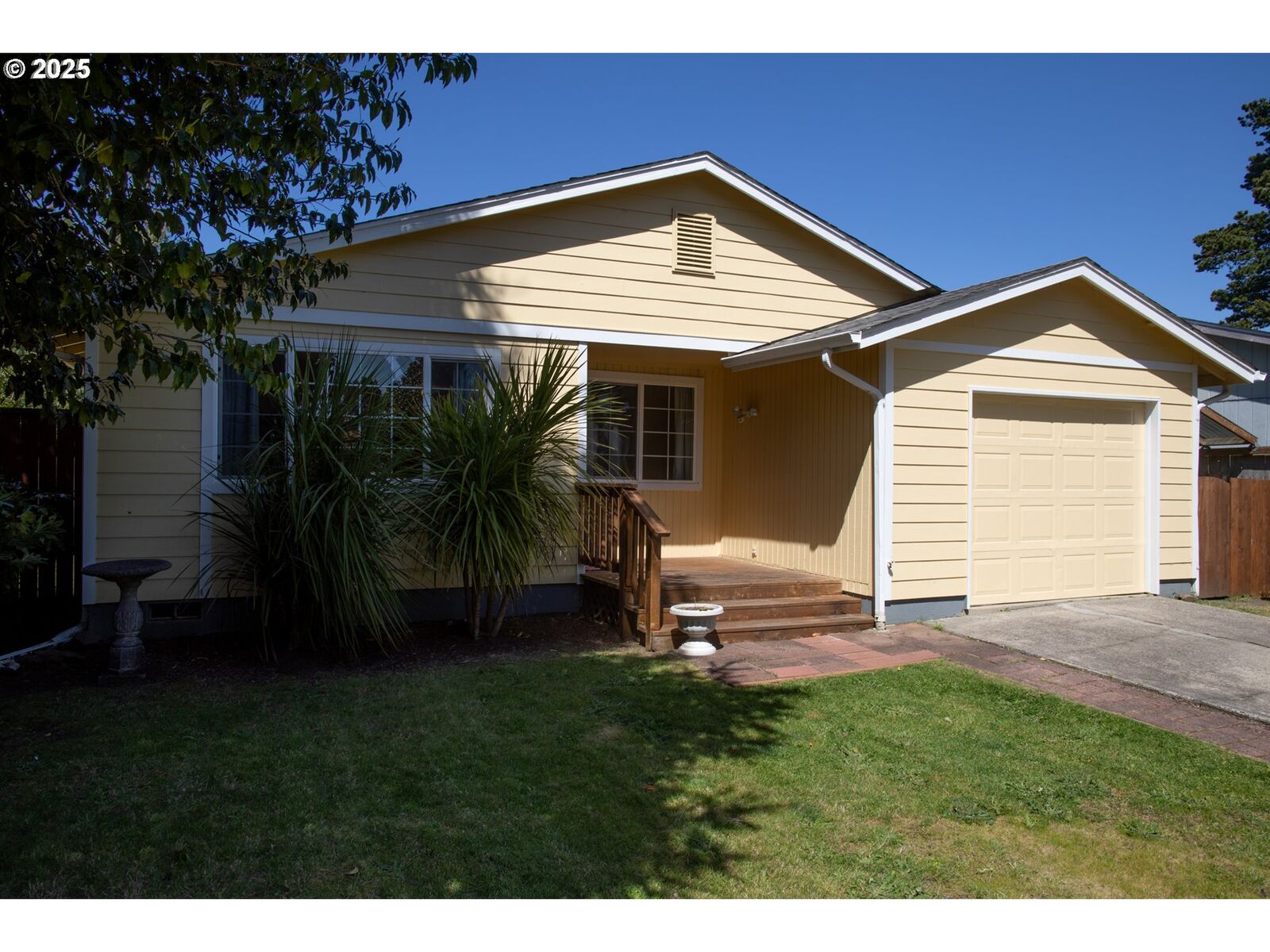 Property Photo:  1673 29th St  OR 97439 