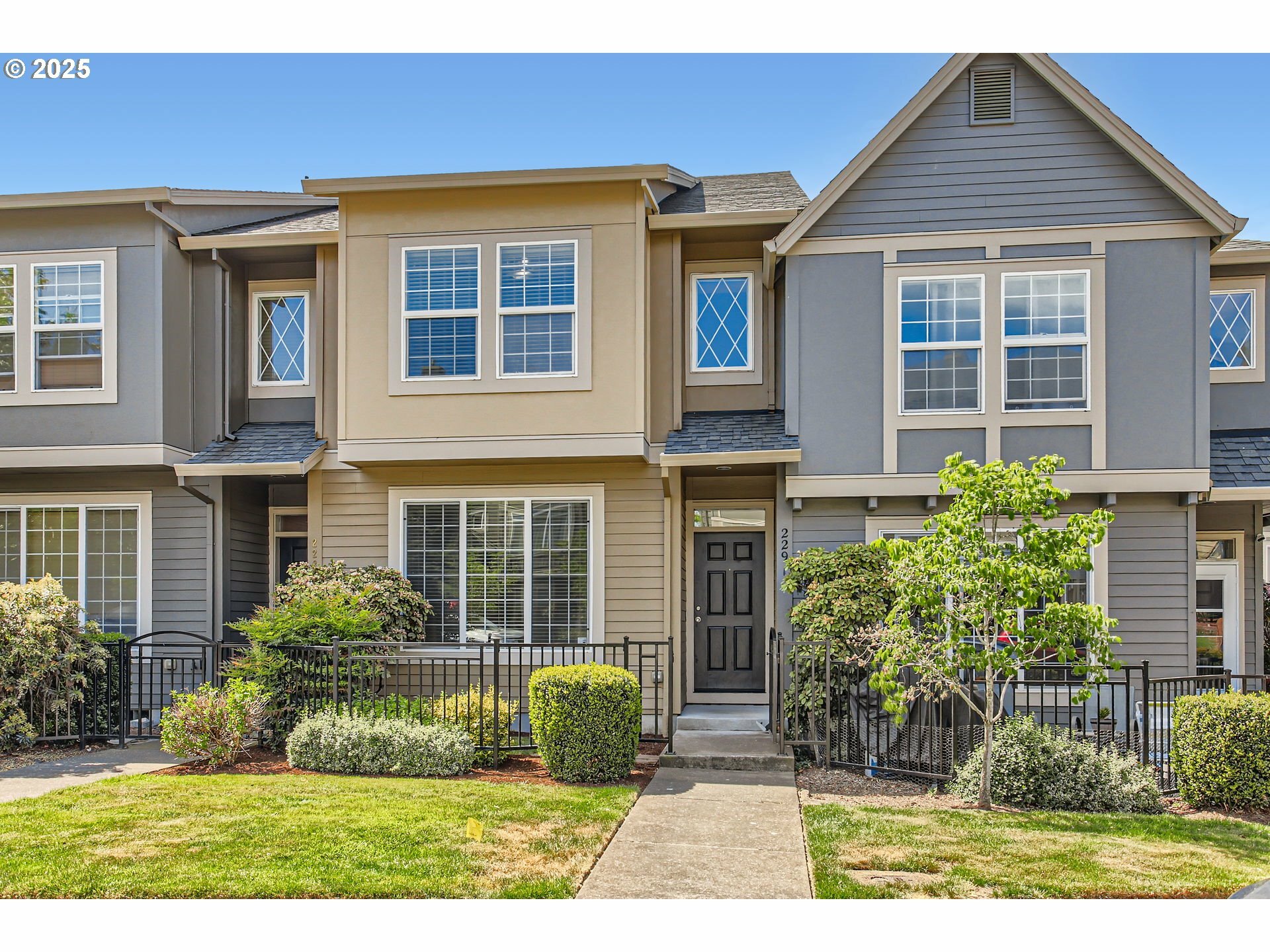 Property Photo: 2291 NW Oak Knoll Pl OR 97006