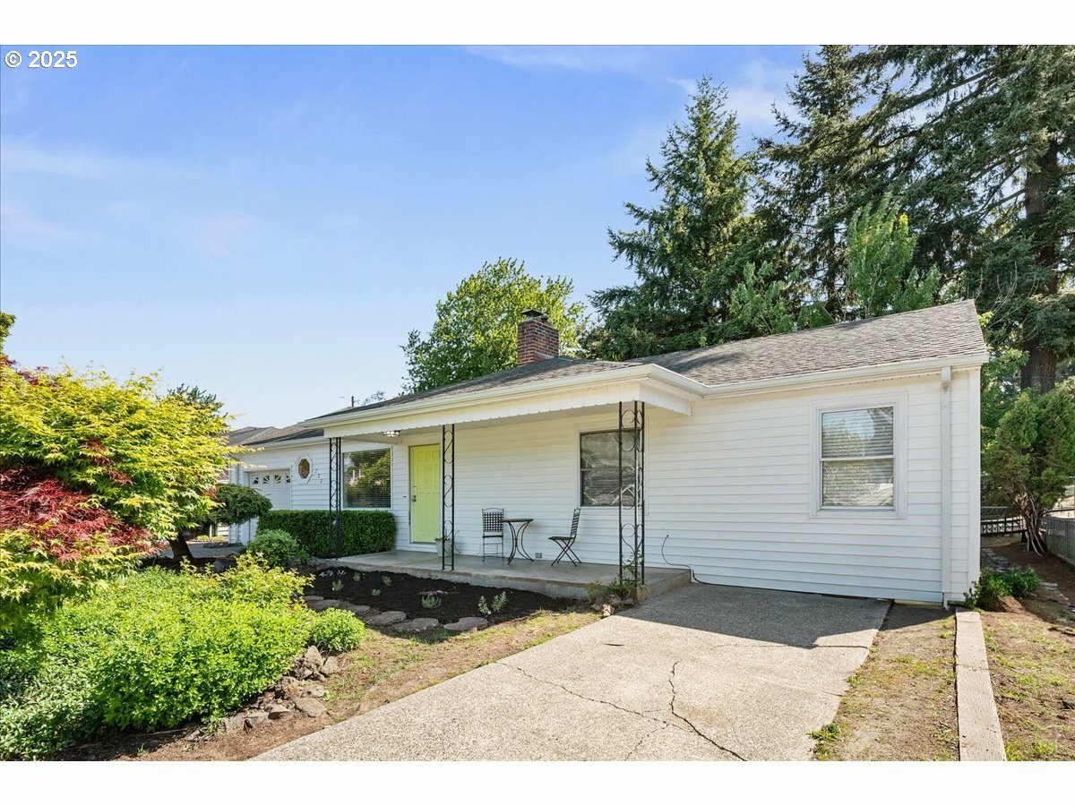 722 SE 113th Ave  Portland OR 97216 photo