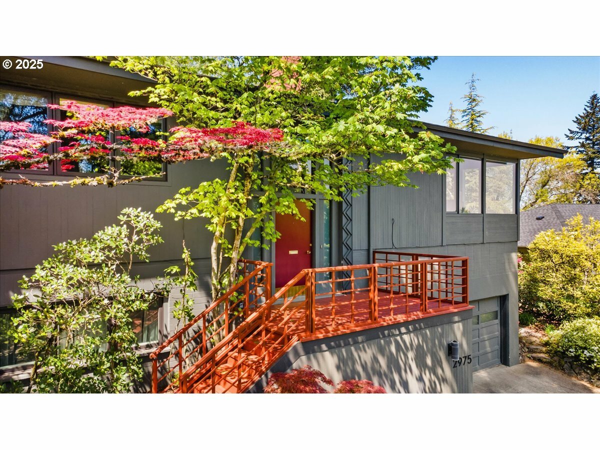 Property Photo: 2975 SW Canterbury Ln OR 97205
