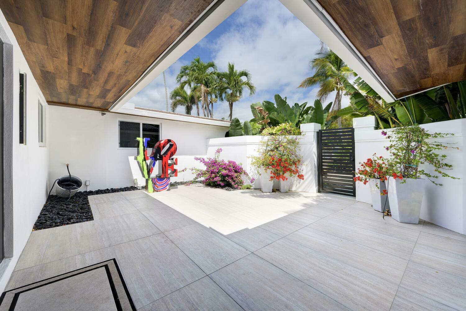 Property Photo: 520 NE 17th Street FL 33432