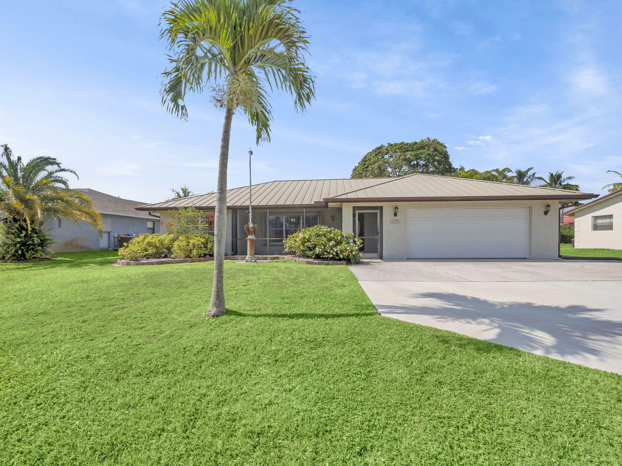 Property Photo: 1134 SE Mendavia Avenue FL 34952