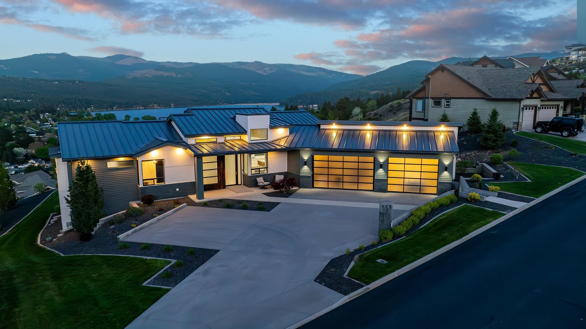 Property Photo: 175 N Holiday Hills Dr WA 99019