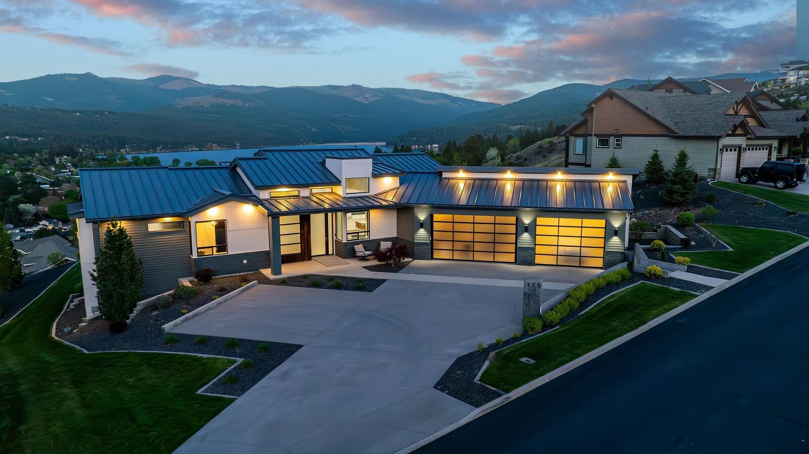 Property Photo:  175 N Holiday Hills Dr  WA 99019 