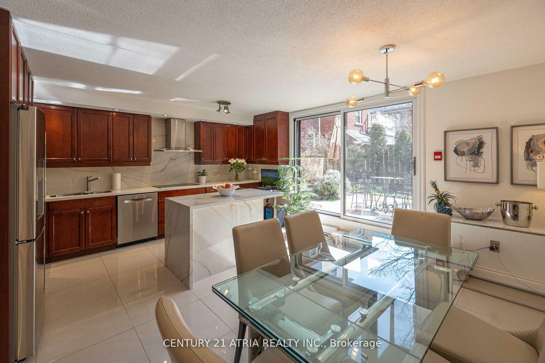 28 Admiral Road Th4  Toronto ON M5R 2L5 photo