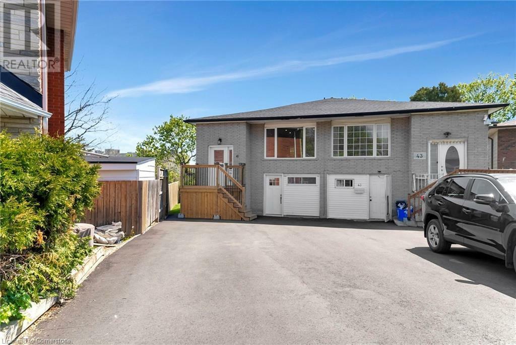 Property Photo: 41 Yeoville Court ON L9C 5W4
