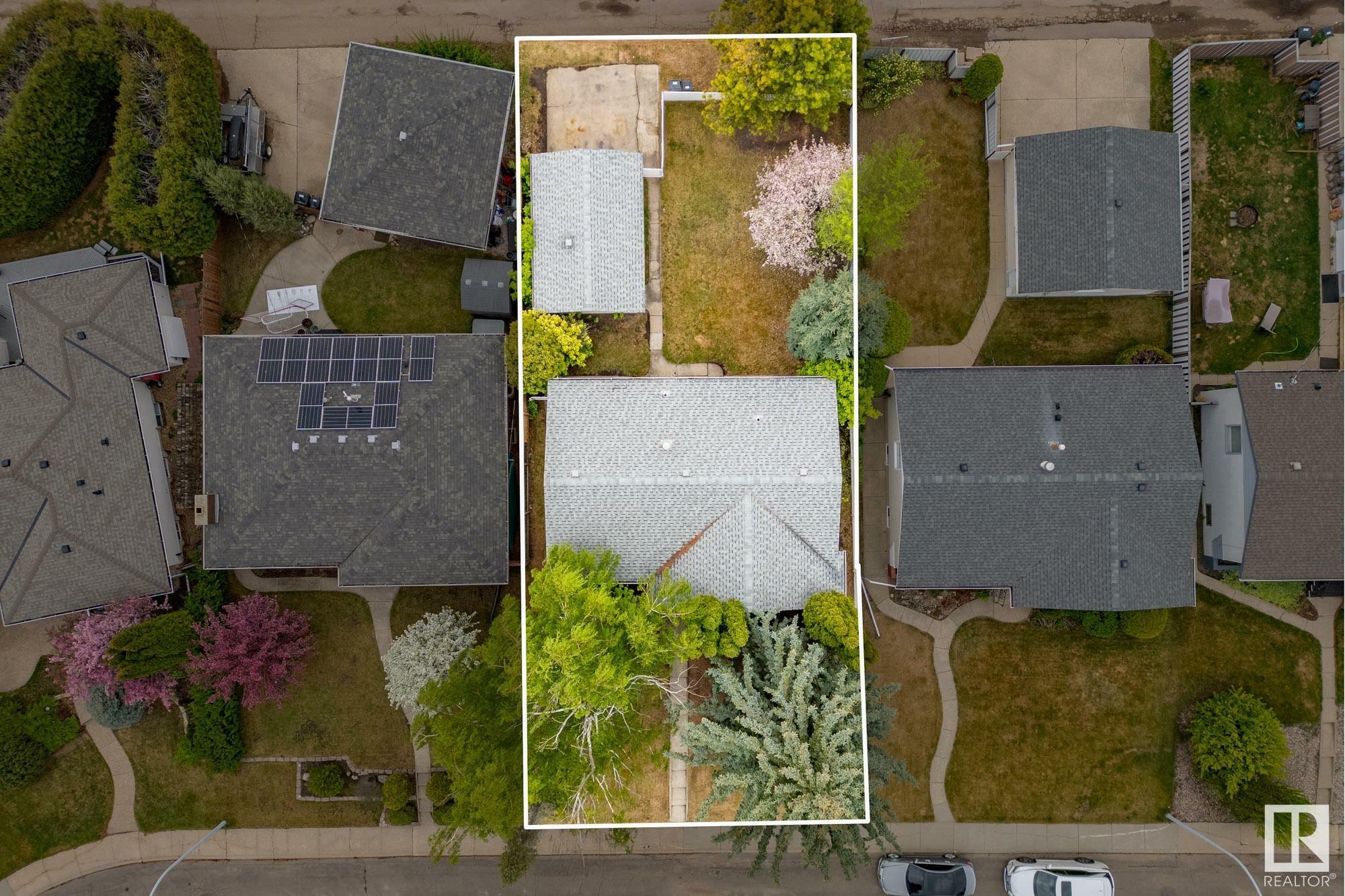 Photo de la propriété: 7711 106A Avenue NW AB T6A 1K5