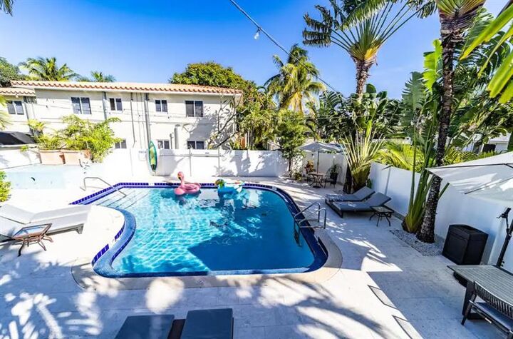 Property Photo: 2617 NE 13th Ct FL 33304