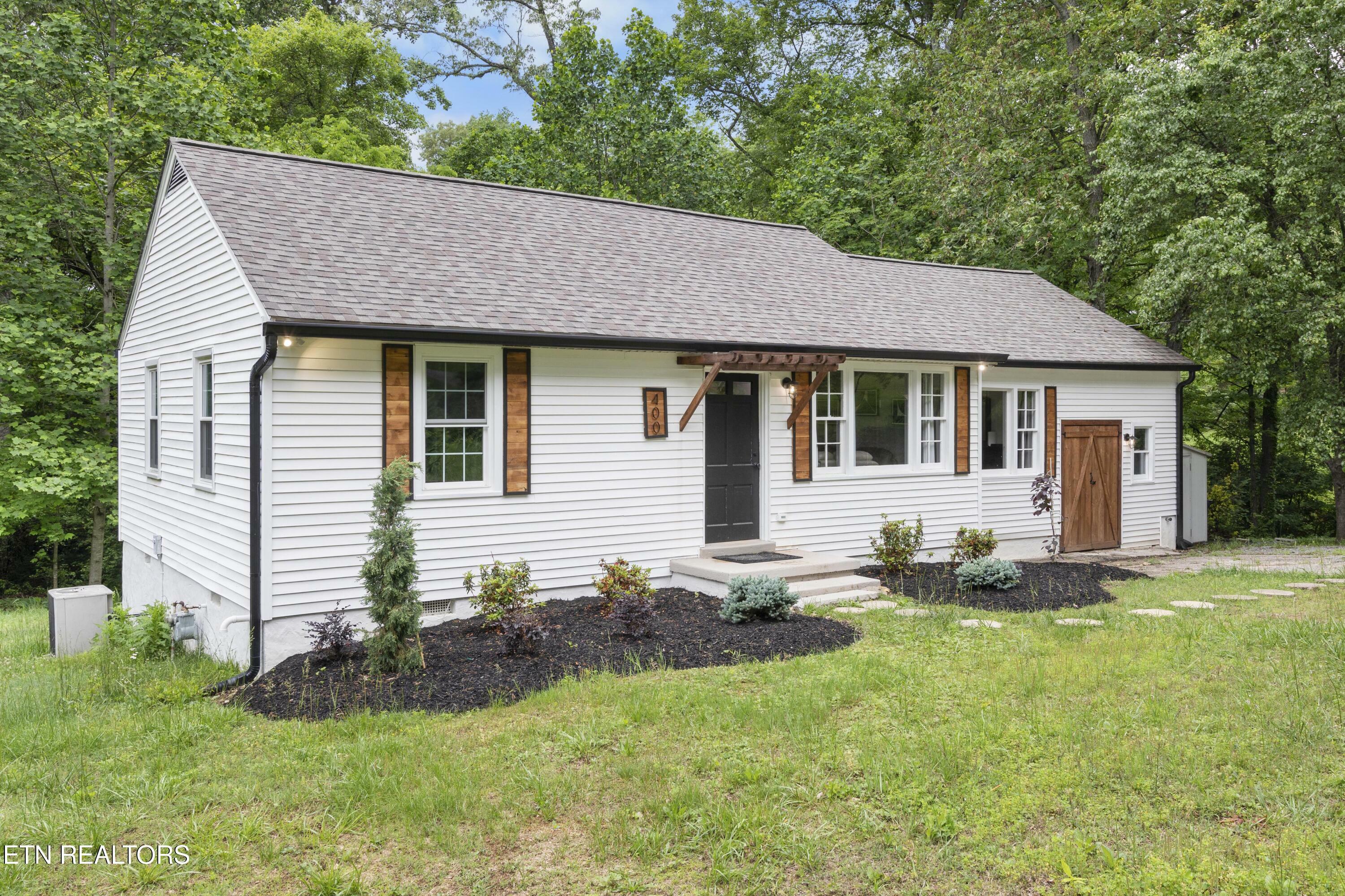 Property Photo: 400 Oakcrest Rd TN 37912